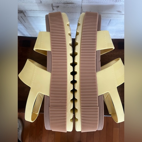 Reef Water Vista Platform Slingback Sandal in Yellow.  Size 10 - Picture 6 of 9